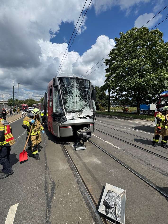 FW-NE: Straßenbahn kollidiert mit LKW | 5 Personen verletzt