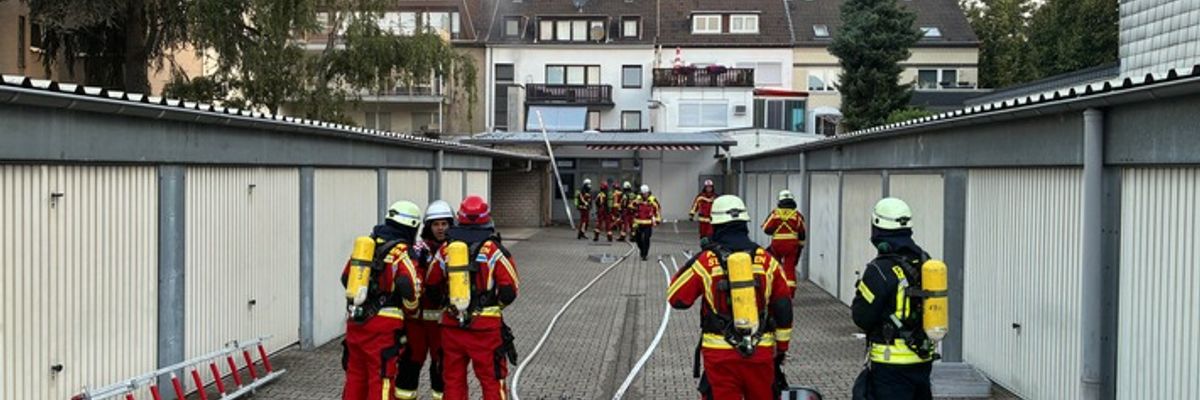 FW Düren: +++ Unklarer Feuerschein entpuppt sich als Brand am Gebäude +++
