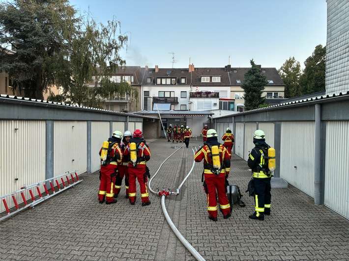 FW Düren: +++ Unklarer Feuerschein entpuppt sich als Brand am Gebäude +++