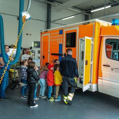 FW-AR: RETTUNGSWAGEN BESUCHT DIE KINDERFEUERWEHR BRUCHHAUSEN/NIEDEREIMER