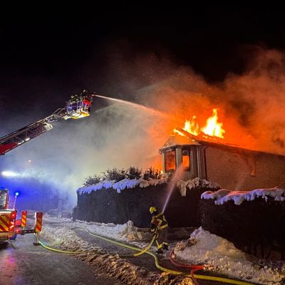 FW-PI: Großbrand in Mehrfamilienhaus - umfangreicher Feuerwehreinsatz in Rellingen