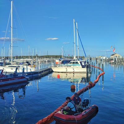 FW Konstanz: Ölteppich im Konstanzer Hafen