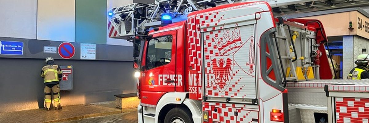 FW-E: Feuer im Hochhaus - Brand schnell unter Kontrolle