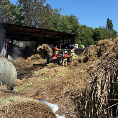 FW Ratingen: Brand einer Lagerhalle mit Heuballen