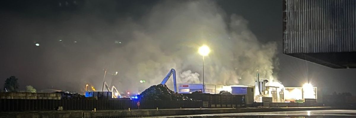 FW-DO: Nächtlicher Einsatz am Hafen - Brand in einer Recyclingmaschine sorgt für viel Rauch
