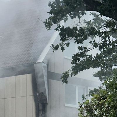FW Hagen: Fassadenbrand greift auf Dachstuhl über.