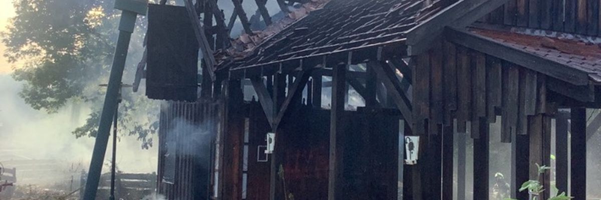 FW-OB: Brand einer Holzhütte im Centro-Park - Einsatz dauert an