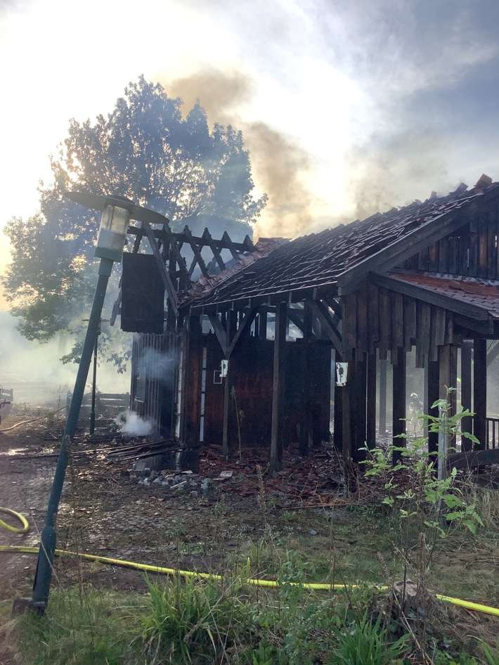FW-OB: Brand einer Holzhütte im Centro-Park - Einsatz dauert an