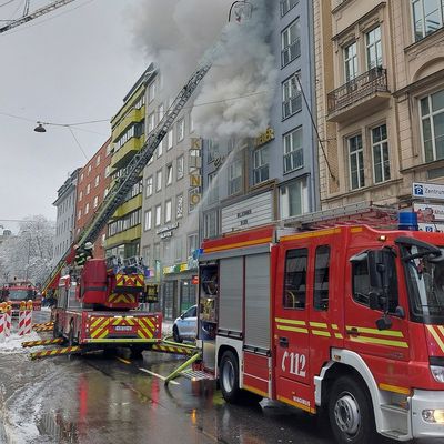FW-M: Großeinsatz von Feuerwehr und Rettungsdienst bei Wohnungsbrand (Ludwigsvorstadt)