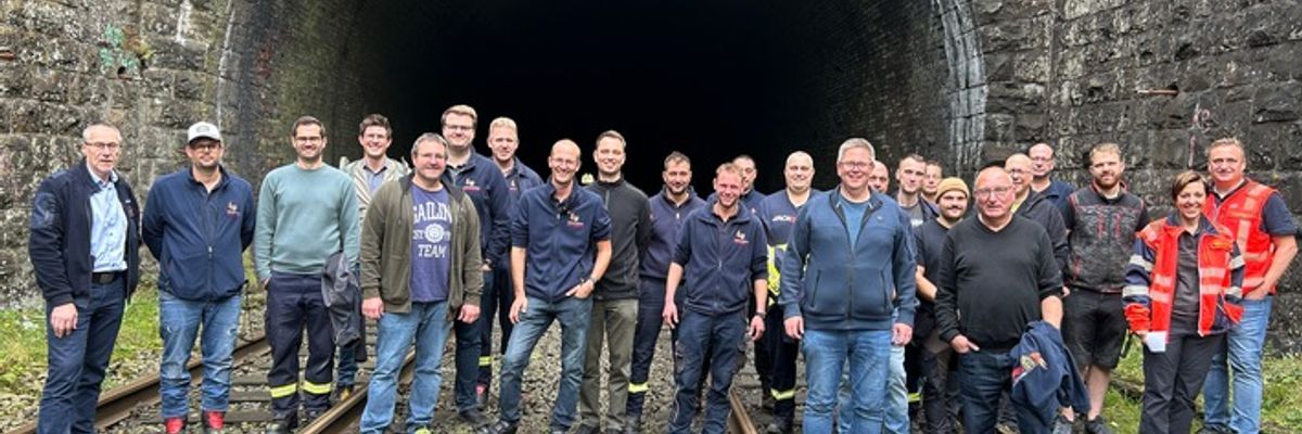 FW-OE: Feuerwehr Kirchhundem besichtigt Rahrbacher Tunnel während der Streckensperrung