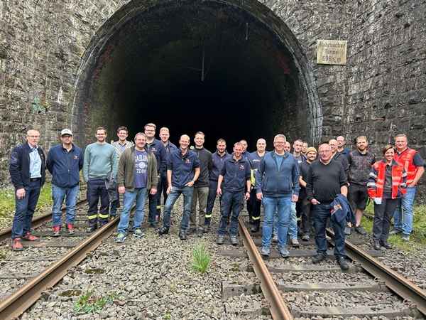 FW-OE: Feuerwehr Kirchhundem besichtigt Rahrbacher Tunnel während der Streckensperrung