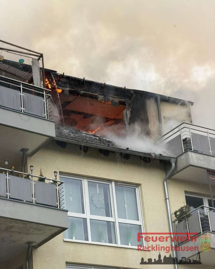 FW-RE: Dachstuhlbrand in Recklinghausen-König Ludwig