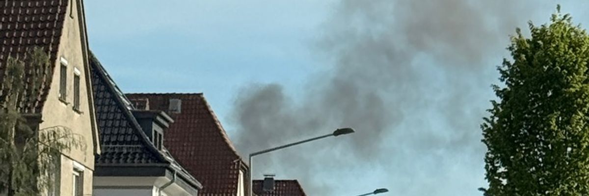 FW-DT: Garagenbrand - Deutliche Rauchsäule bereits auf Anfahrt sichtbar