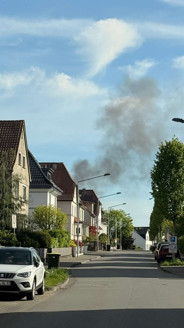 FW-DT: Garagenbrand - Deutliche Rauchsäule bereits auf Anfahrt sichtbar