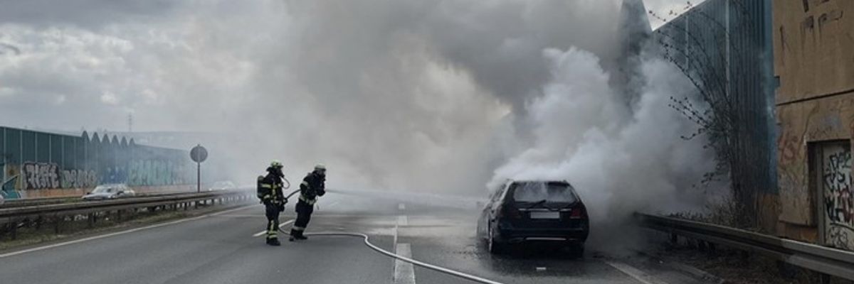 FW-DO: Pkw-Brand auf der B236 in Fahrtrichtung Schwerte vor dem Berghofer Tunnel