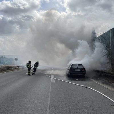 FW-DO: Pkw-Brand auf der B236 in Fahrtrichtung Schwerte vor dem Berghofer Tunnel