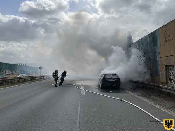 FW-DO: Pkw-Brand auf der B236 in Fahrtrichtung Schwerte vor dem Berghofer Tunnel