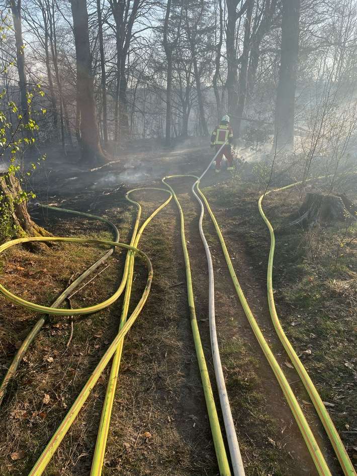 FW Overath: Waldbrand Ortsteil Brombach im Stadtgebiet Overath