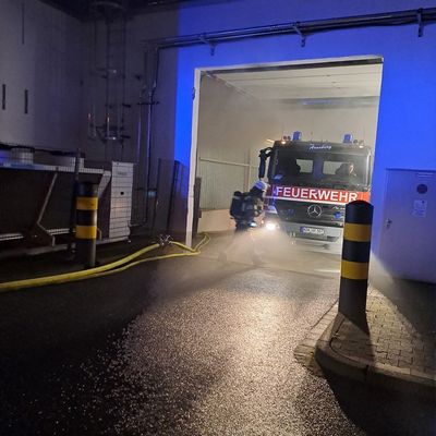 FW-AR: Brennender Papiercontainer in Anlieferungshalle eines Discounters in Hüsten