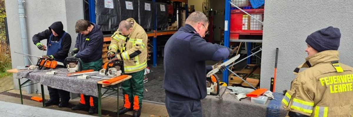 FW Lehrte: "Achtung - Baum fällt" - Stadtfeuerwehr Lehrte bildet 11 neue Motorsägenführer*innen aus