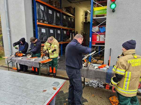 FW Lehrte: "Achtung - Baum fällt" - Stadtfeuerwehr Lehrte bildet 11 neue Motorsägenführer*innen aus