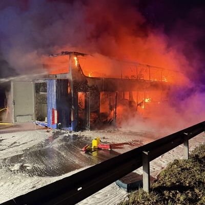 FW Ratingen: Feuerwehr auf der BAB 52 gefordert