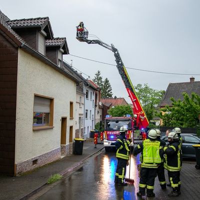 FW LK Neunkirchen: Gewitter über Neunkirchen - Blitz sprengt Kamin und Windböe bläst Verkaufsbude um