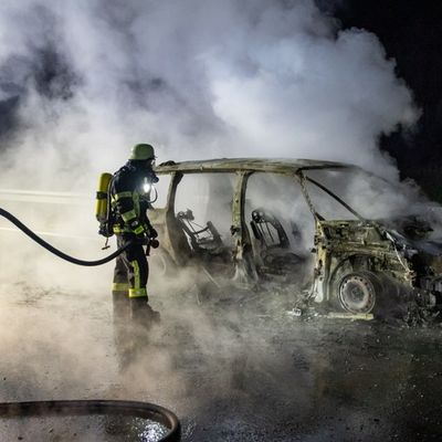 FW Porta Westfalica: 03.03.2026 - A2: PKW in Vollbrand