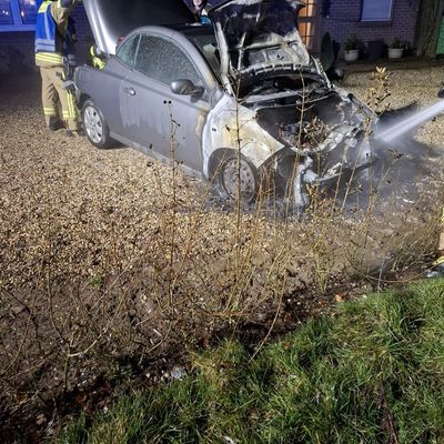 FW Rheurdt: Kleinwagen brennt im Motorraum