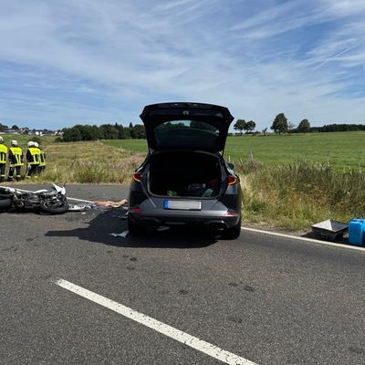 FW VG Westerburg: Schwerer Verkehrsunfall auf Bundesstraße 255 - Motorrad kollidiert mit PKW