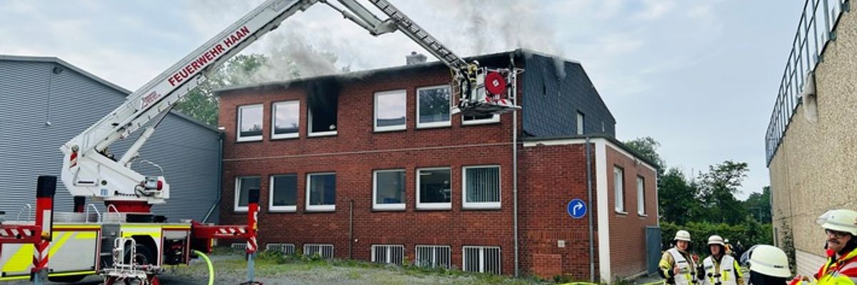 FW-HAAN: Brand in Gewerbebetrieb am Rudolf-Harbig-Weg - schnelle Brandbekämpfung verhindert Ausbreitung
