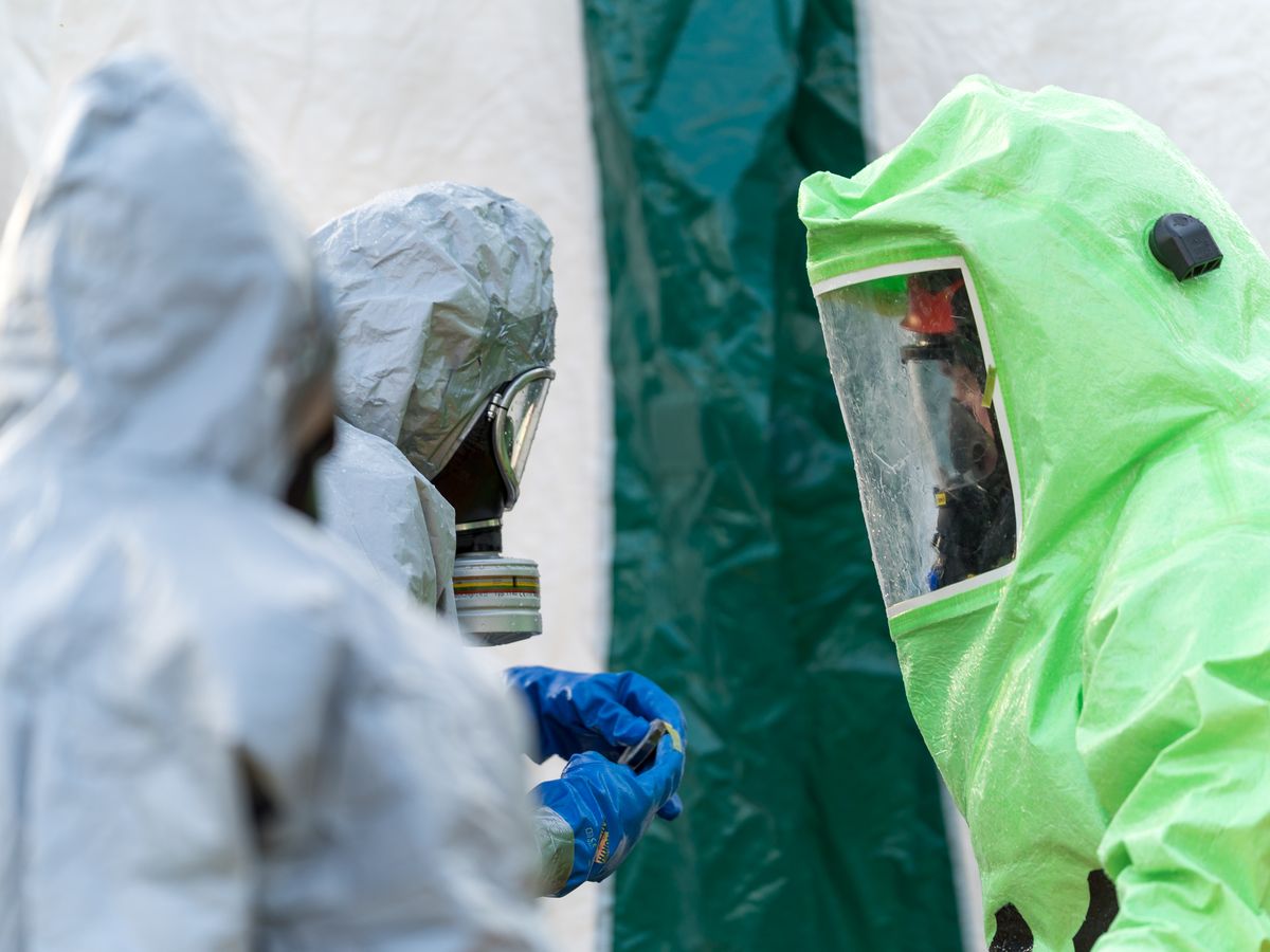 Gefahrgut-Praxistraining: Schutzausrüstung im C-Einsatz