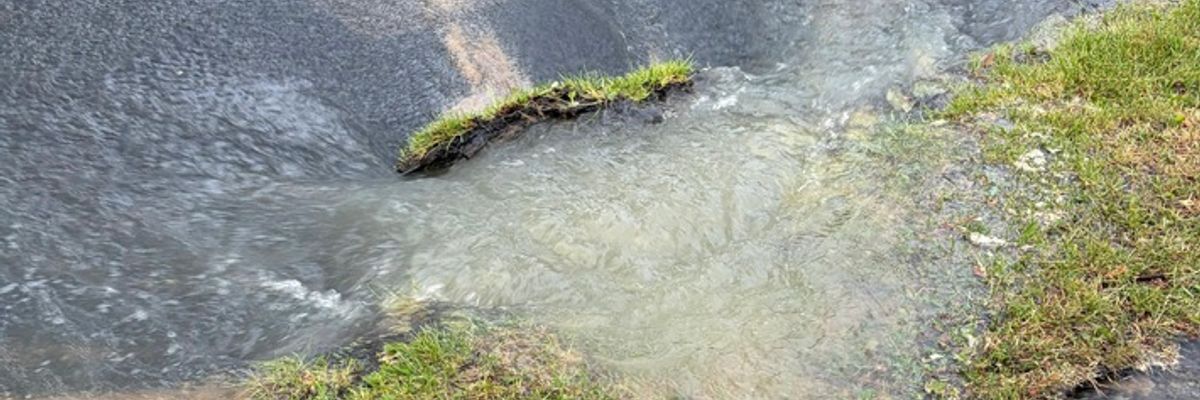 FW Hünxe: Wasserrohrbruch flutet Straße