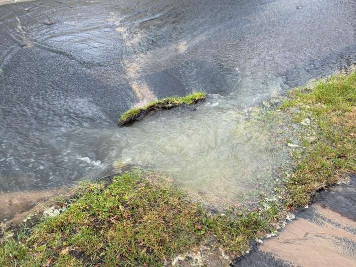 FW Hünxe: Wasserrohrbruch flutet Straße