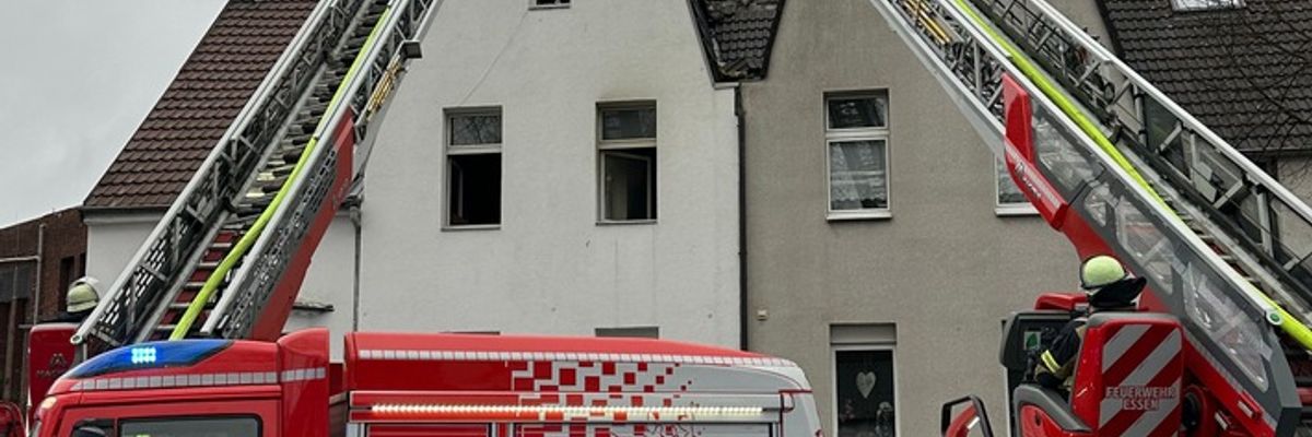FW-E: Wohnungsbrand in Altenessen-Nord - Bewohner wird über eine Drehleiter gerettet