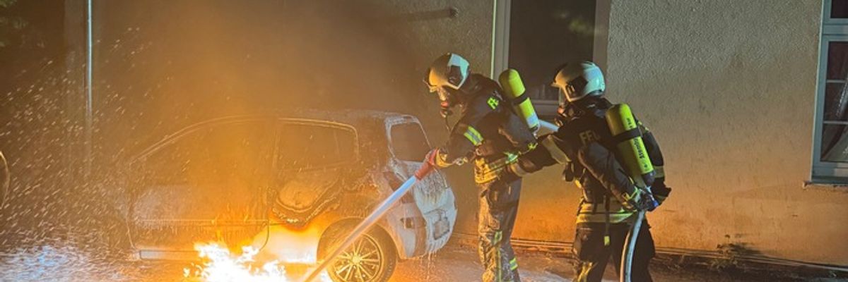FW-AUR: Auto brennt direkt an Hauswand