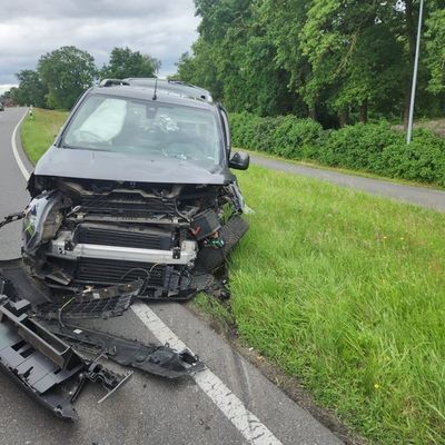 FW Lüchow-Dannenberg: +++ Schwerer Verkehrsunfall in Lüchow-Dannenberg +++ zwei PKW kollidieren frontal +++ Feuerwehr rettet eingeklemmten Fahrer +++