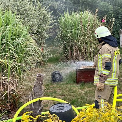 FW Helmstedt: Brennen mehrere Gartenlauben in voller Ausdehnung