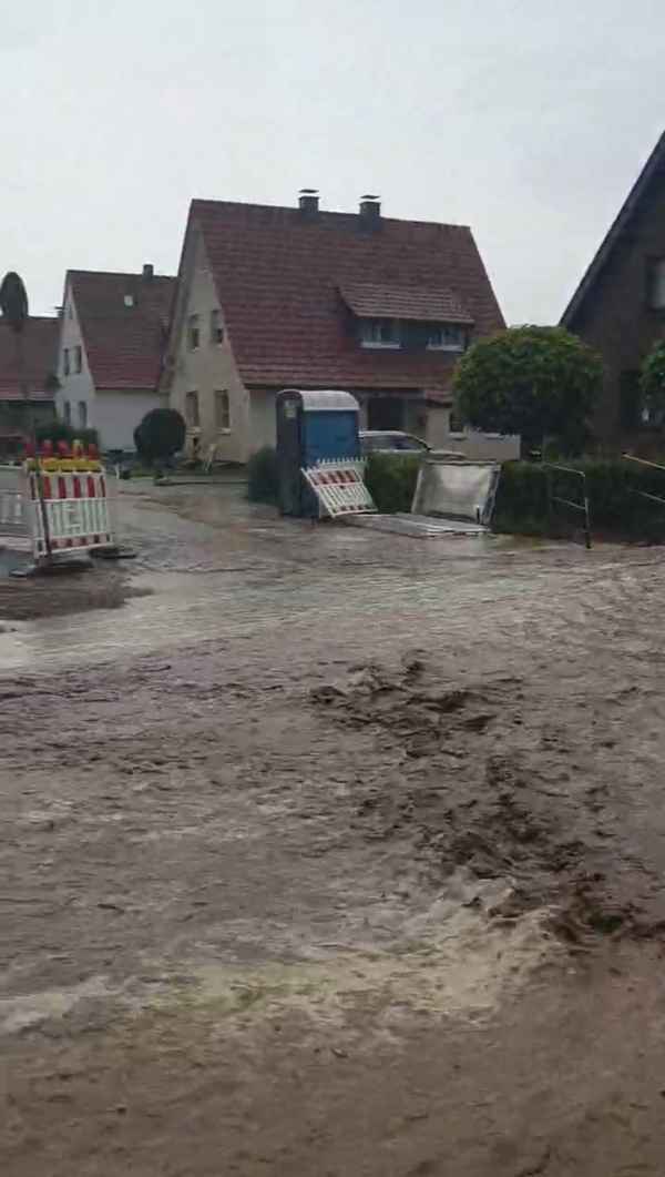 FW Lage: Unwetter über Lage: Feuerwehr rückt zu mehreren Einsätzen in Kachtenhausen und Hagen aus