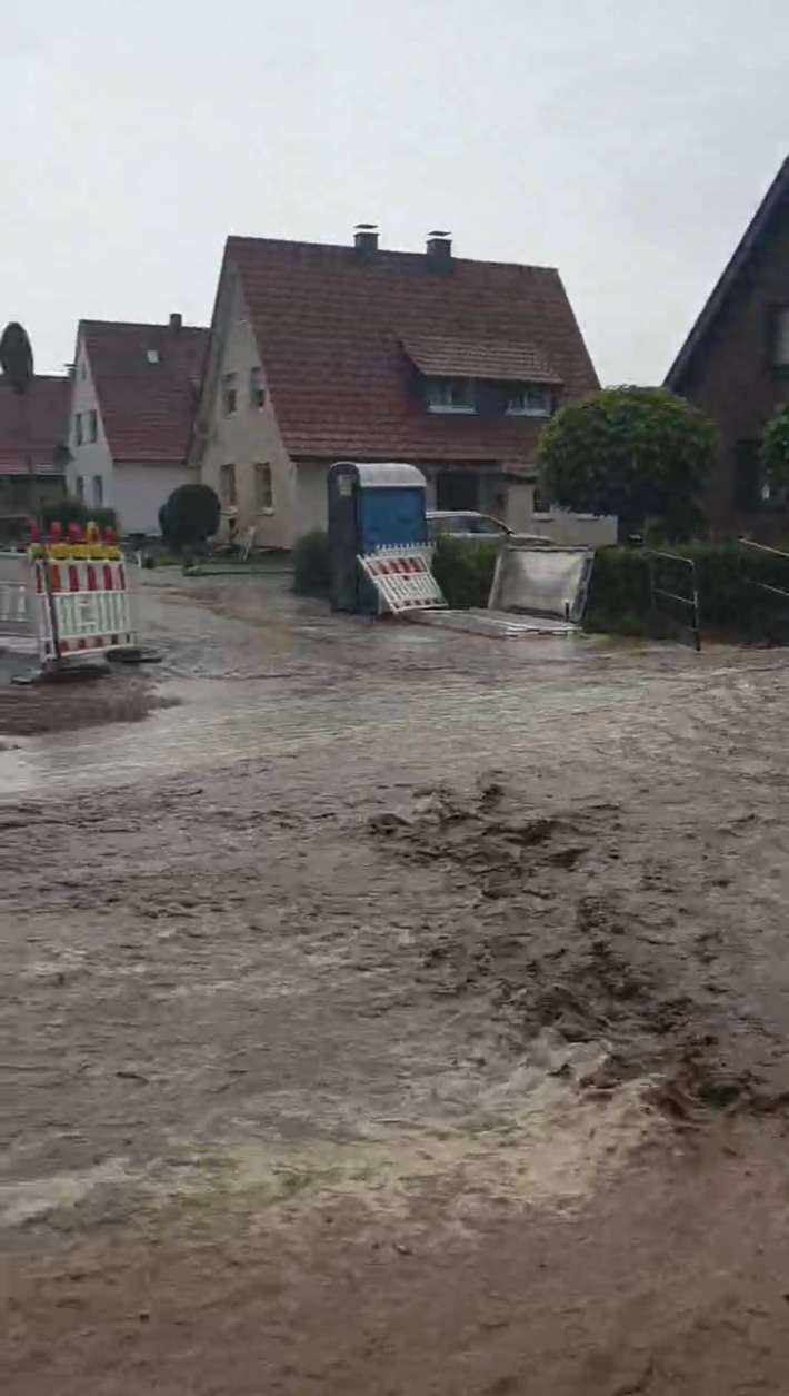 FW Lage: Unwetter über Lage: Feuerwehr rückt zu mehreren Einsätzen in Kachtenhausen und Hagen aus