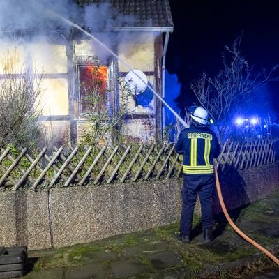 FW Porta Westfalica: 04.12.2025 - Wohnungsbrand in Eisbergen / 1 Person verstorben