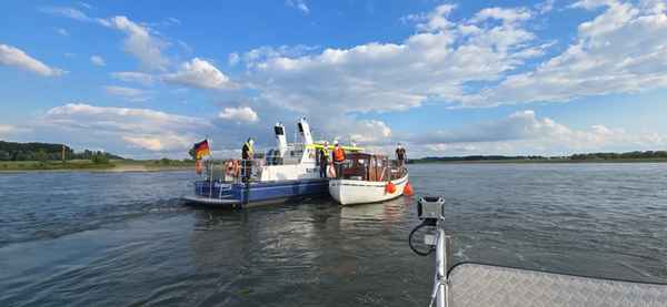 FW Xanten: Havarie auf dem Rhein