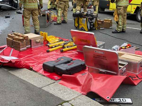 FW Dresden: Schwerer Verkehrsunfall auf der Dohnaer Straße - Fahrer eingeklemmt