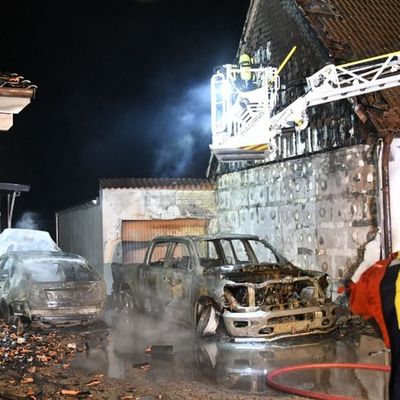 FW-PI: Elmshorn: PKW-Brand greift auf zwei Dachstühle über. Feuerwehr verhindert Totalverlust beider Gebäude