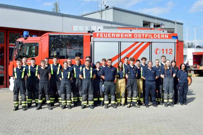 FW LK Esslingen: Erfolgreicher Abschluss der Feuerwehr-Grundausbildung im Landkreis Esslingen