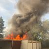 FW-OB: Brand auf der Duisburger Straße - Gartenlaube und mehrere Garagen betroffen