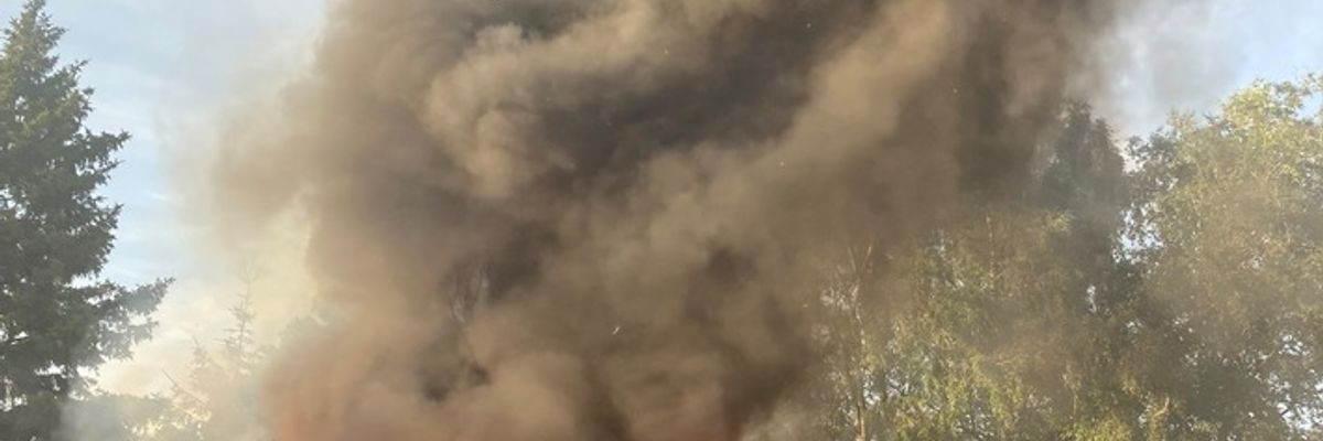 FW-OB: Brand auf der Duisburger Straße - Gartenlaube und mehrere Garagen betroffen