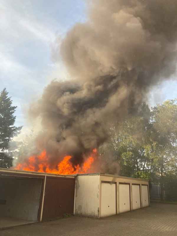 FW-OB: Brand auf der Duisburger Straße - Gartenlaube und mehrere Garagen betroffen
