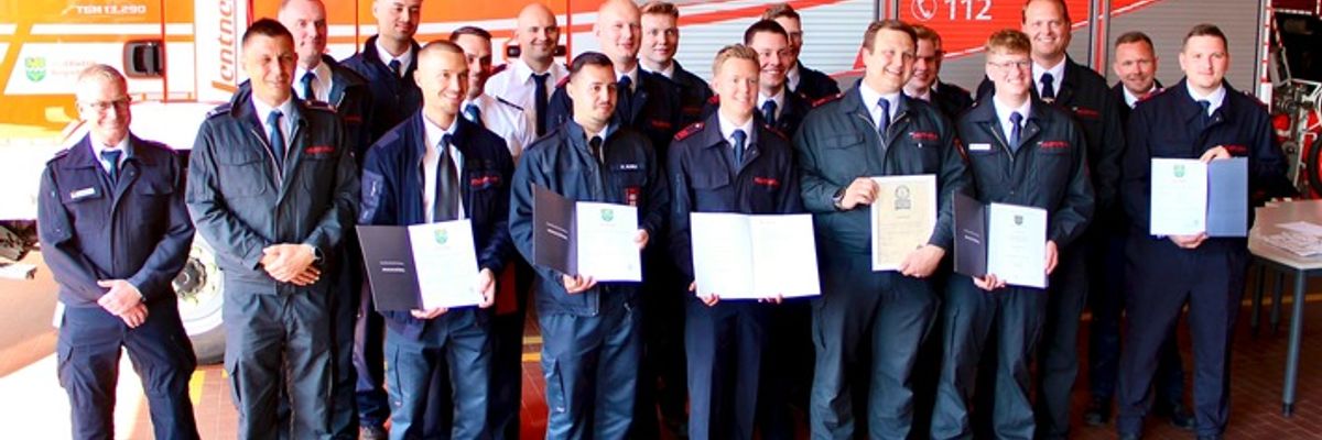 FW-GL: Feierliche Zeugnisübergabe und Ernennungen bei der Feuerwehr Bergisch Gladbach