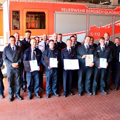 FW-GL: Feierliche Zeugnisübergabe und Ernennungen bei der Feuerwehr Bergisch Gladbach